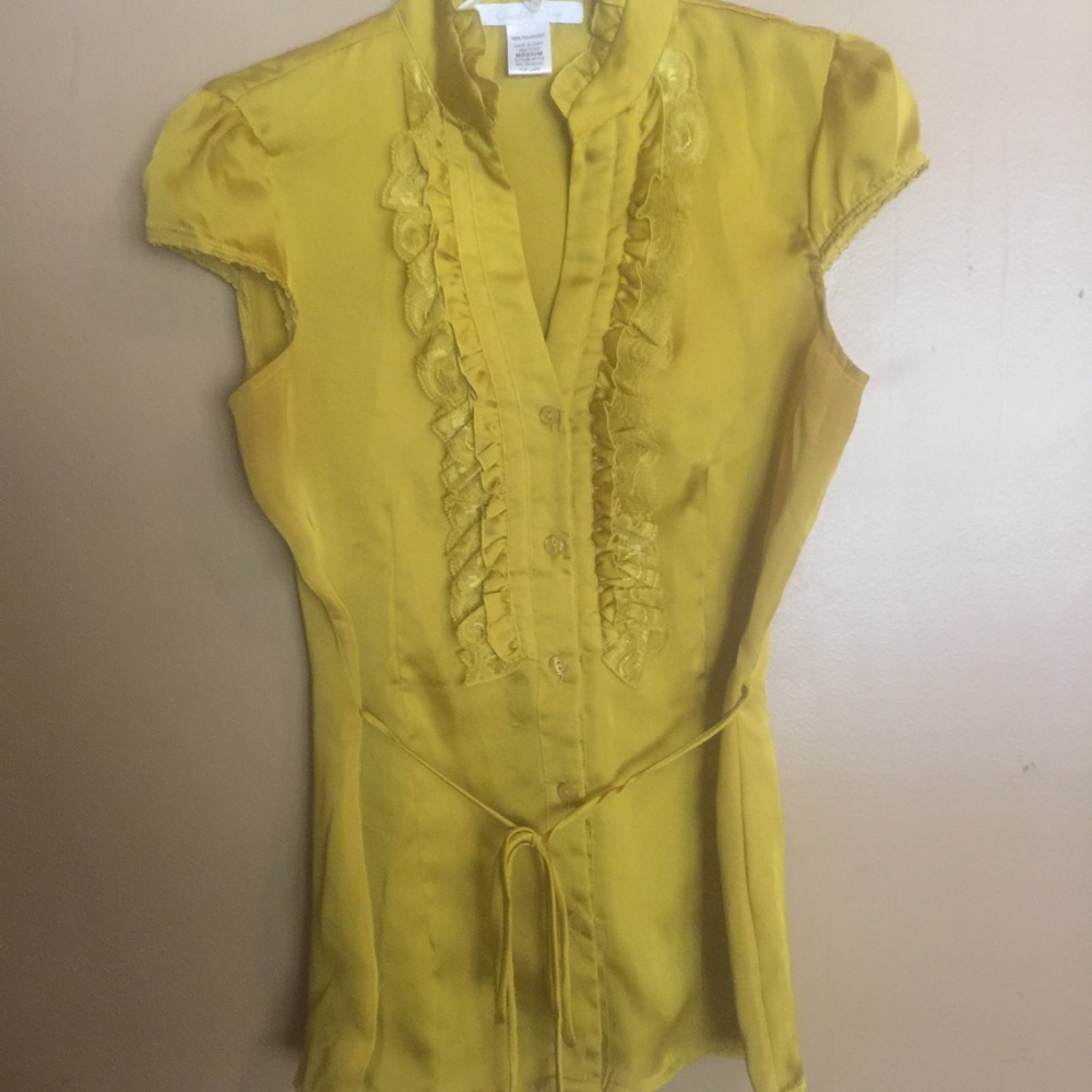 👀👜👠Gold Blouse with Lace Accents